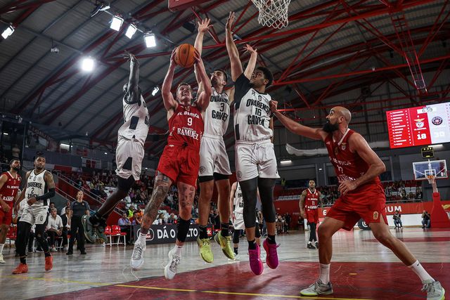 Benfica passa a centena na segunda vitória sobre Ovarense