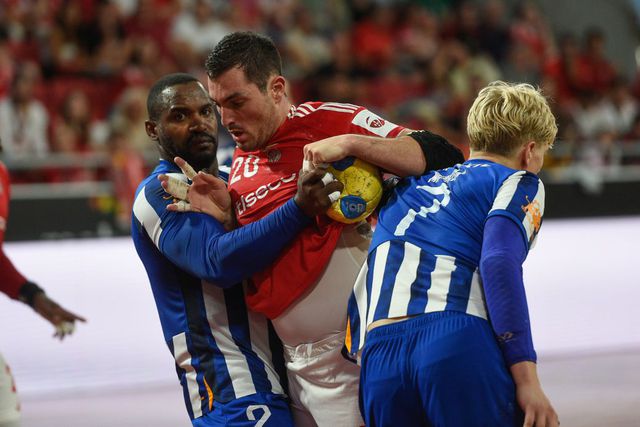 Em Direto: FC Porto vira jogo com o Benfica e vence (37-34)