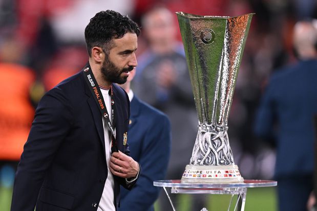 Ruben Amorim passando ao lado da taça referente à Liga Europa (Foto: IMAGO)