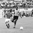 António Simões (Benfica) e Joaquim Dinis (Sporting) em ação na  final da Taça de Portugal a 9 de junho de 1974