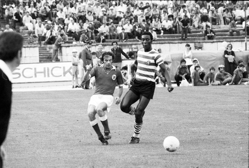 António Simões (Benfica) e Joaquim Dinis (Sporting) em ação na  final da Taça de Portugal a 9 de junho de 1974