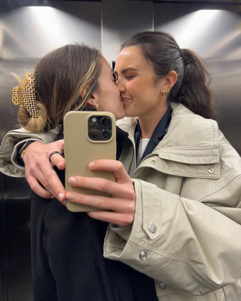 Mapi Léon, do Barcelona, e Ingrid Engen, do Lyon, rivais no relvado, apaixonadas fora dele