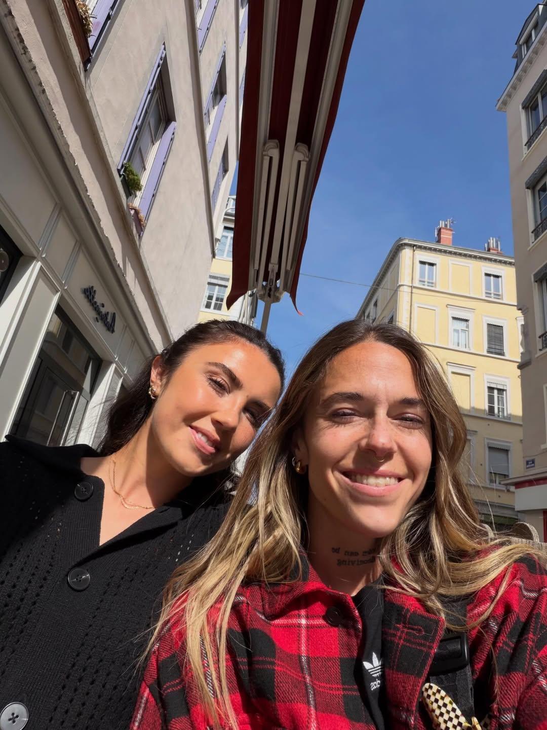 Mapi Léon, do Barcelona, e Ingrid Engen, do Lyon, rivais no relvado, apaixonadas fora dele