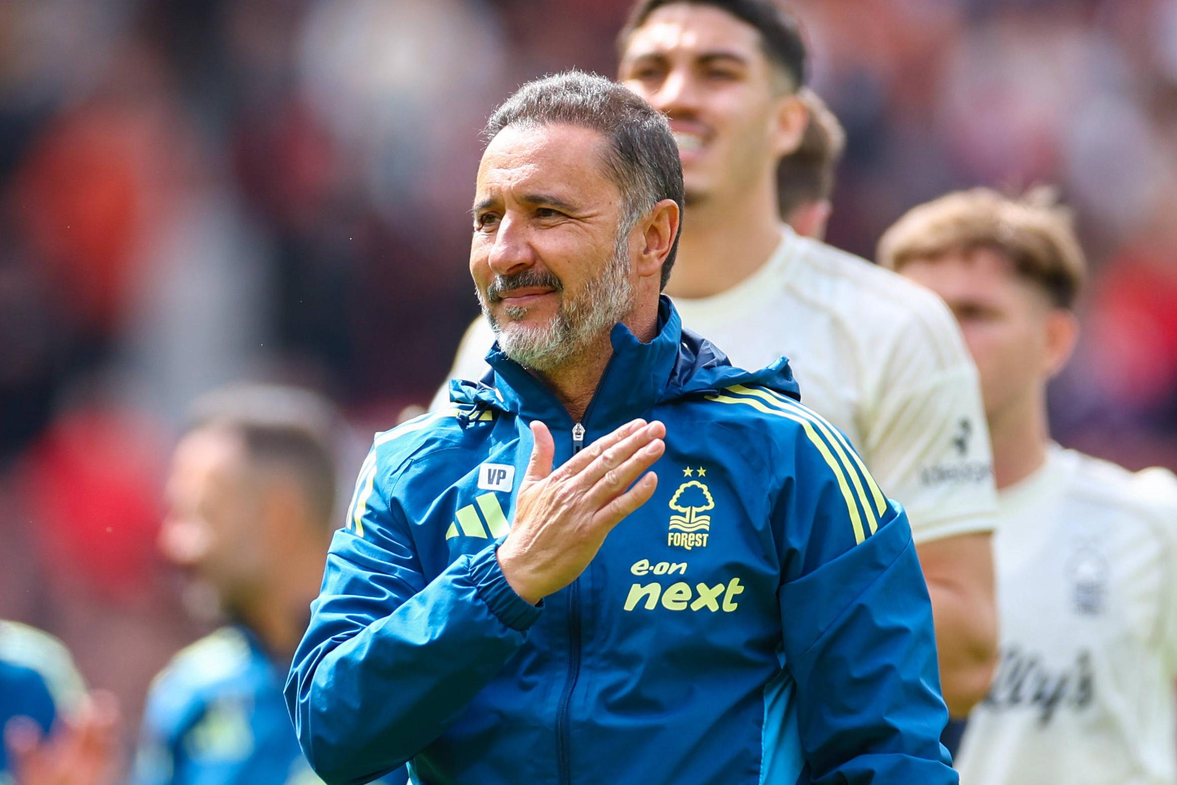 Vítor Pereira a agradecer aos adeptos do Nottingham Forest