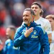 Vítor Pereira a agradecer aos adeptos do Nottingham Forest