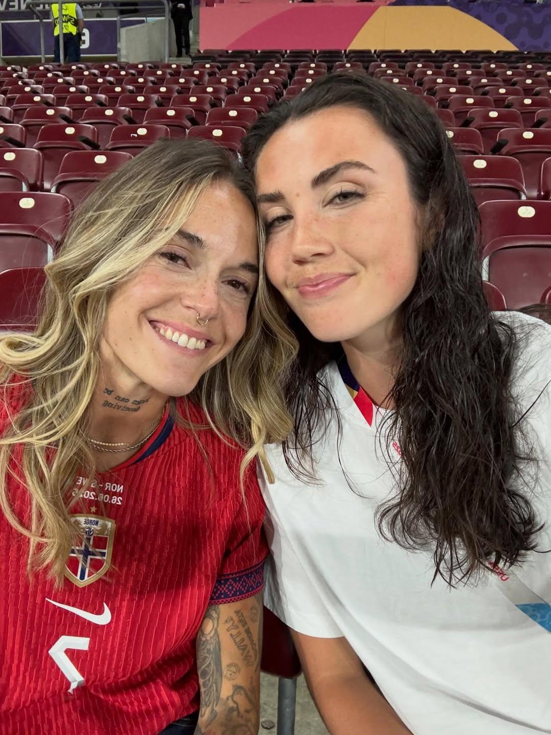 Mapi Léon, do Barcelona, e Ingrid Engen, do Lyon, rivais no relvado, apaixonadas fora dele