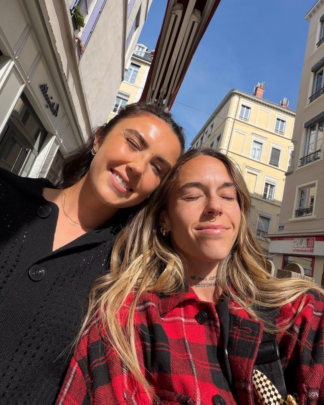Mapi Léon, do Barcelona, e Ingrid Engen, do Lyon, rivais no relvado, apaixonadas fora dele