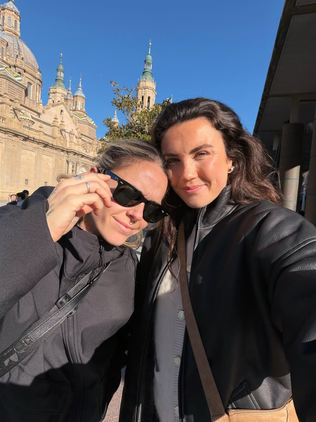 Mapi Léon, do Barcelona, e Ingrid Engen, do Lyon, rivais no relvado, apaixonadas fora dele