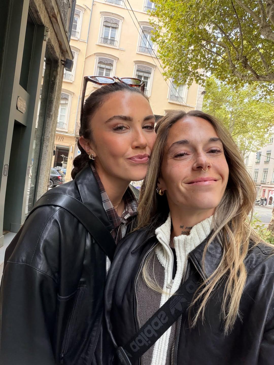 Mapi Léon, do Barcelona, e Ingrid Engen, do Lyon, rivais no relvado, apaixonadas fora dele