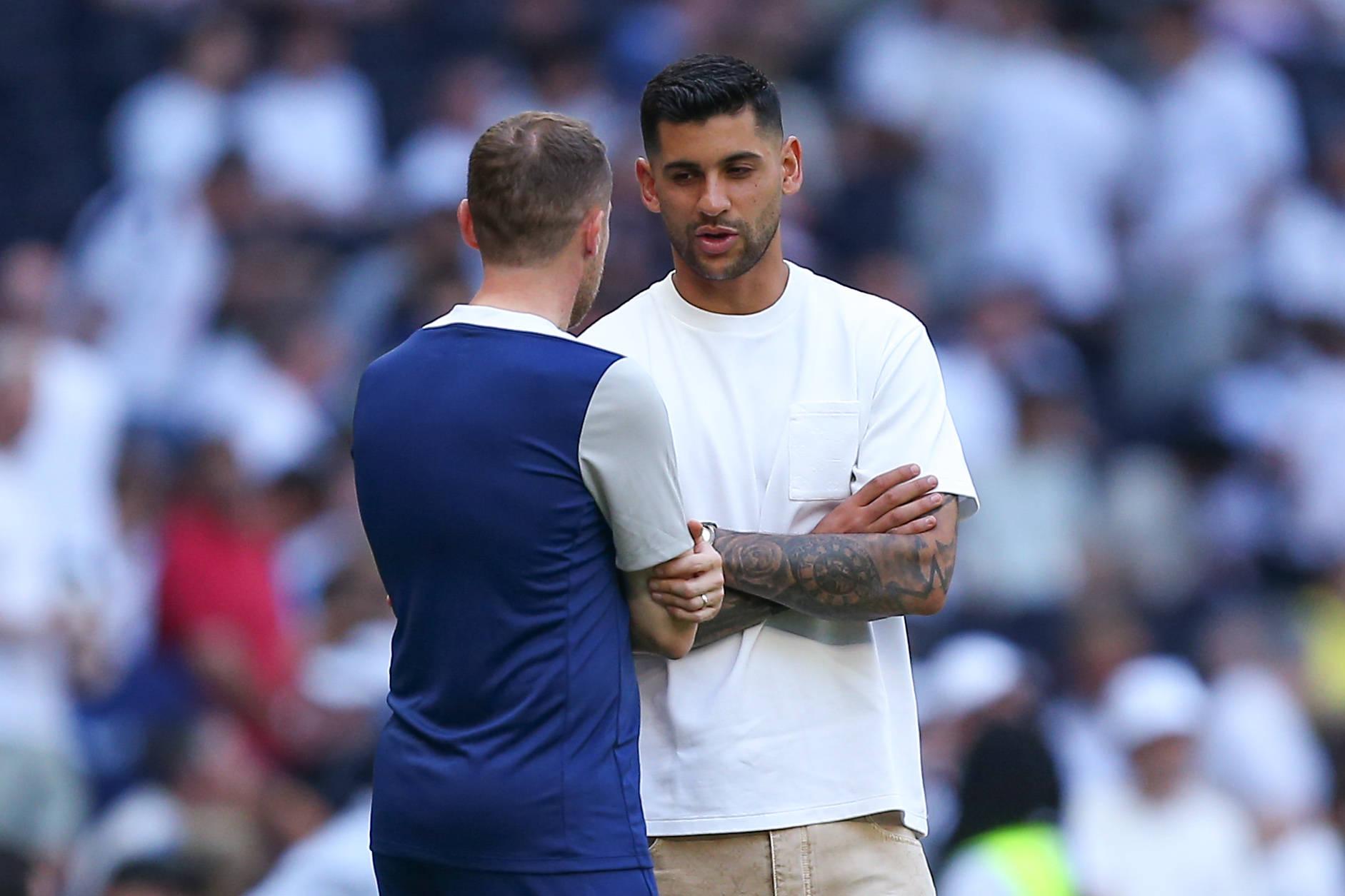 Cristian Romero, capitão do Tottenham, lesionado a ver o jogo