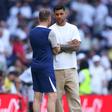 Cristian Romero, capitão do Tottenham, lesionado a ver o jogo