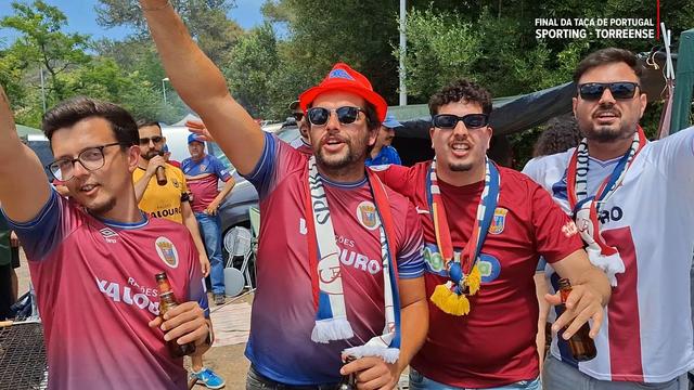 Adeptos do Torreense aquecem as vozes antes da grande final