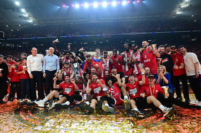 Festa do Olympiakos em Atenas      Fotografia Imago