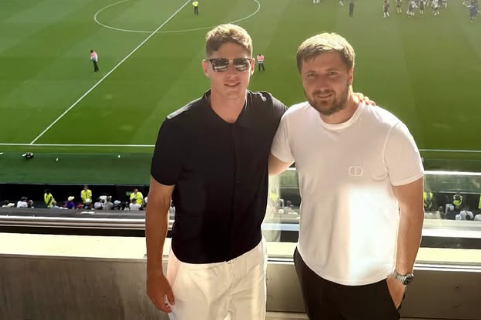Sudakov com o seu agente no Estádio do Tottenham - Foto: @sudakov_11 e @shablii_vadim