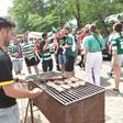 Brasas, comida e bebida não faltam a cada ano na mata. Foto Miguel Nunes