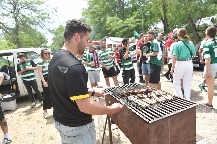 Brasas, comida e bebida não faltam a cada ano na mata. Foto Miguel Nunes