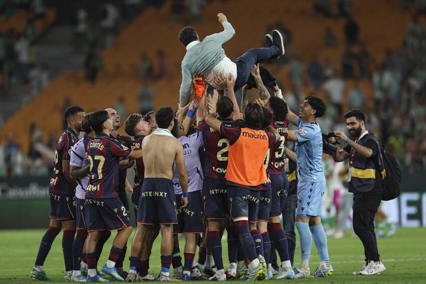 Luís Castro a receber o mérito por parte dos jogadores do Levante