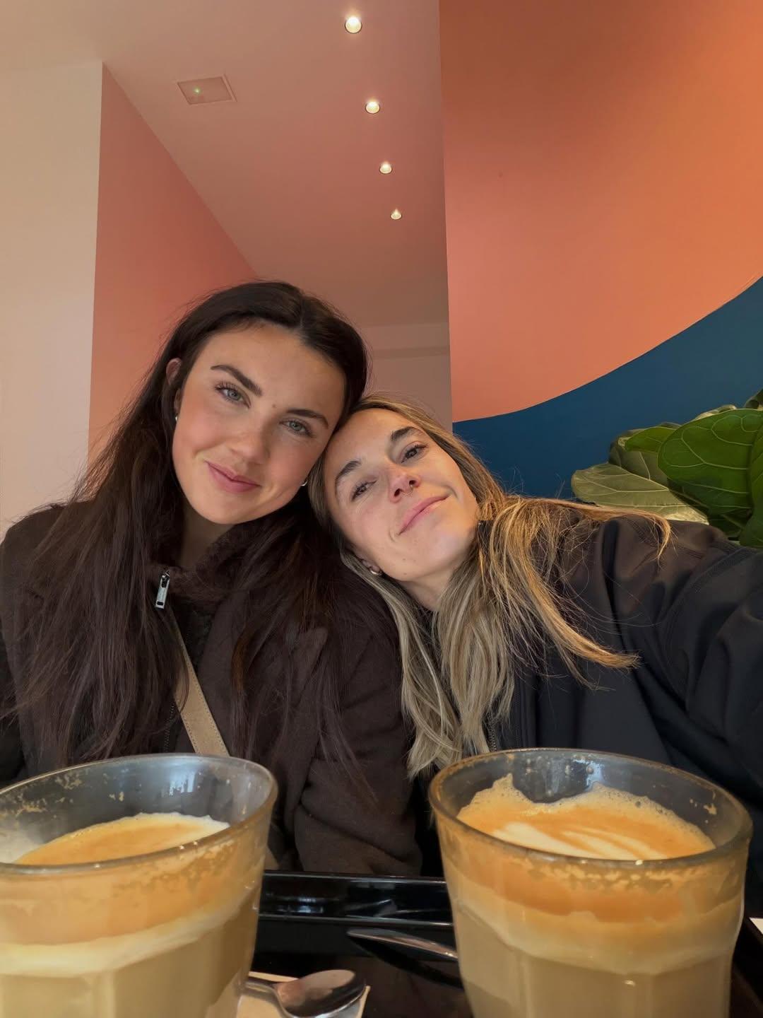 Mapi Léon, do Barcelona, e Ingrid Engen, do Lyon, rivais no relvado, apaixonadas fora dele