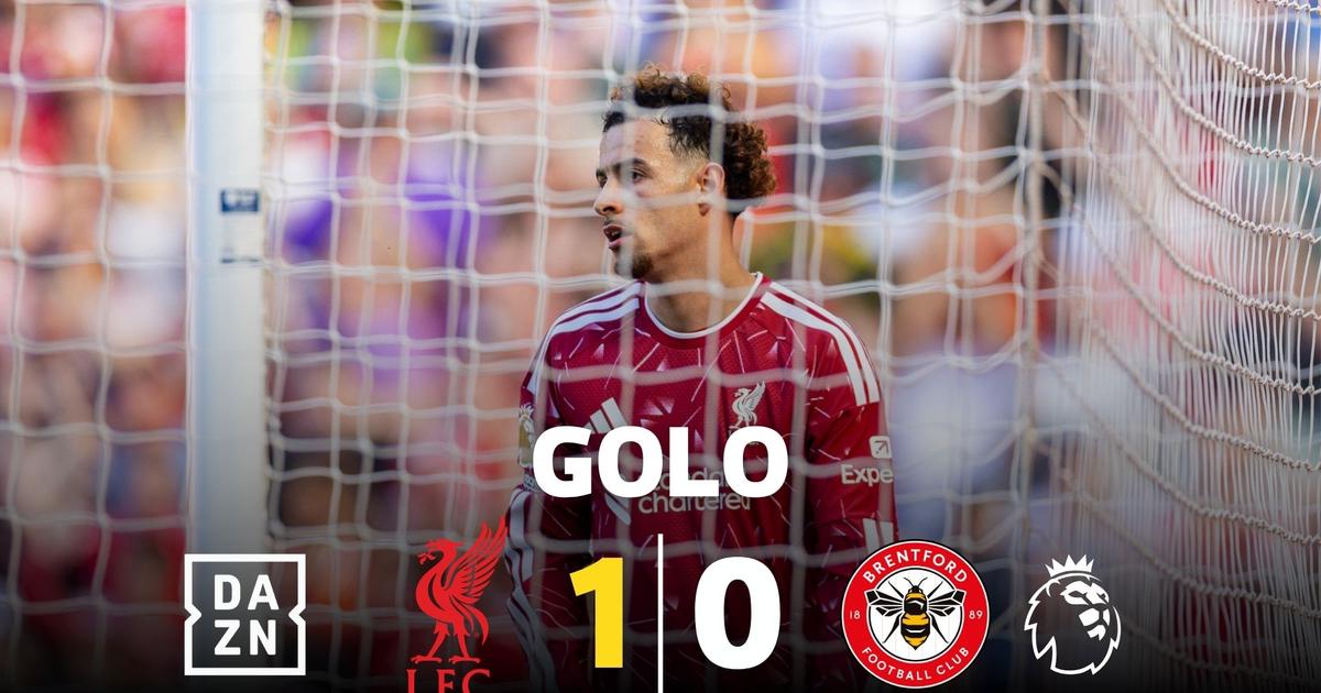 Salah assiste de trivela na despedida do Liverpool