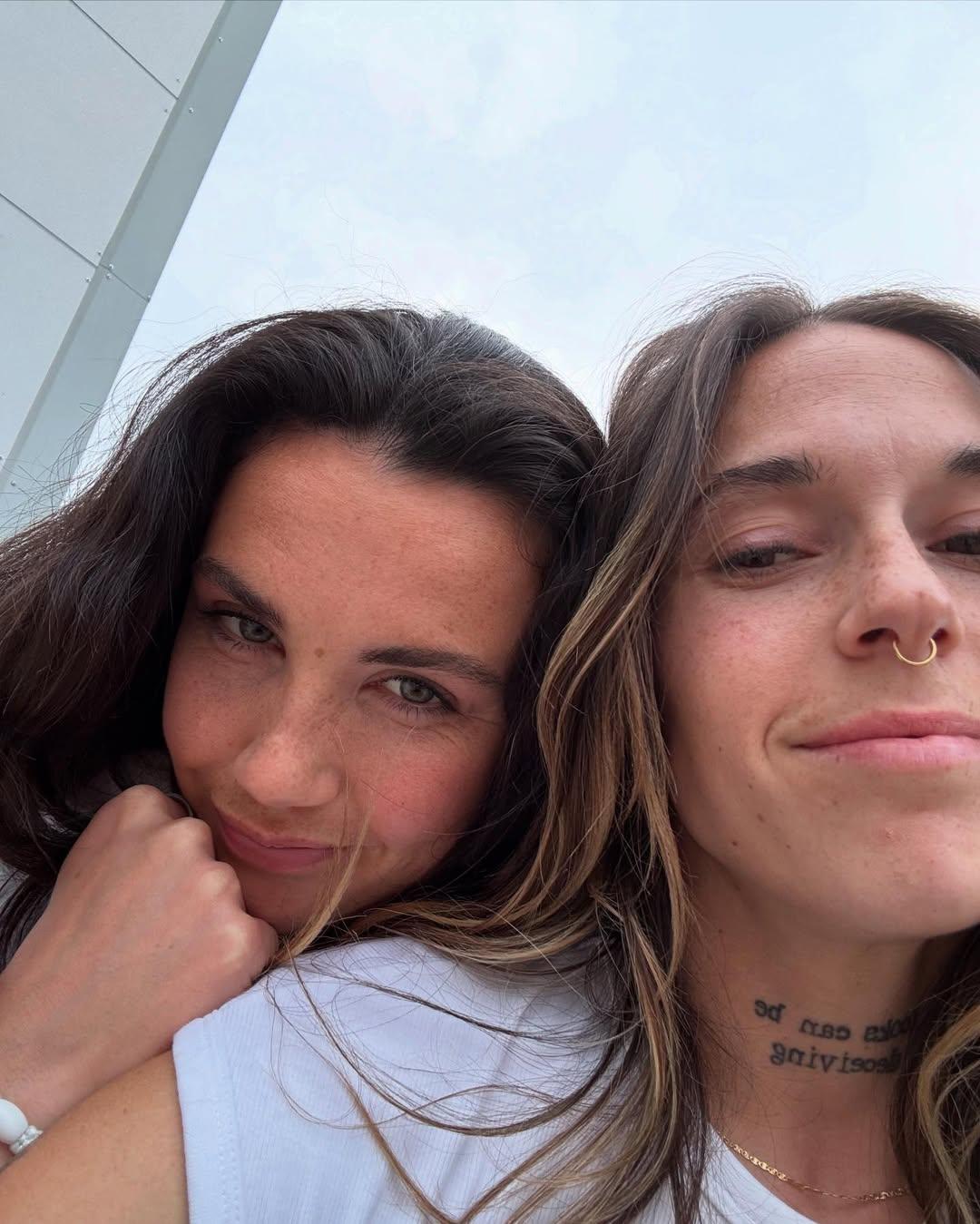 Mapi Léon, do Barcelona, e Ingrid Engen, do Lyon, rivais no relvado, apaixonadas fora dele