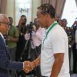 José Maria Neves, presidente cabo-verdiano, entrega a medalha ao treinador da seleção nacional, Pedro Leitão Brito - Foto: ELTON MONTEIRO/LUSA