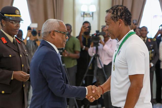 José Maria Neves, presidente cabo-verdiano, entrega a medalha ao treinador da seleção nacional, Pedro Leitão Brito - Foto: ELTON MONTEIRO/LUSA