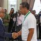 José Maria Neves, presidente cabo-verdiano, entrega a medalha ao treinador da seleção nacional, Pedro Leitão Brito - Foto: ELTON MONTEIRO/LUSA