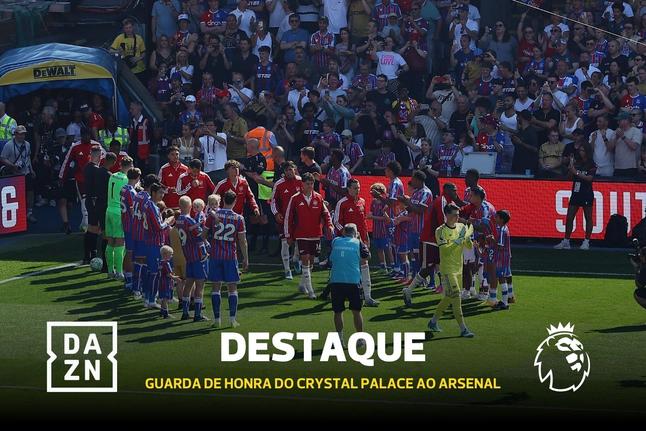 O campeão Arsenal teve direito a guarda de honra do Crystal Palace
