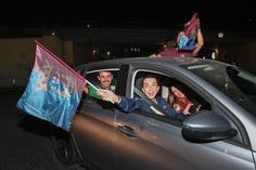 Adeptos e simpatizantes do Torreense concentram-se em frente ao Estádio Manuel Marques a aguardar pela equipa que conquistou hoje a Taça de Portugal após vencer o Sporting. CARLOS BARROSO/LUSA