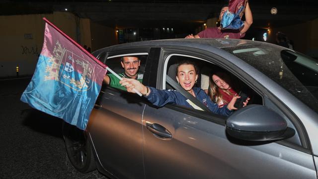 Adeptos e simpatizantes do Torreense concentram-se em frente ao Estádio Manuel Marques a aguardar pela equipa que conquistou hoje a Taça de Portugal após vencer o Sporting. CARLOS BARROSO/LUSA