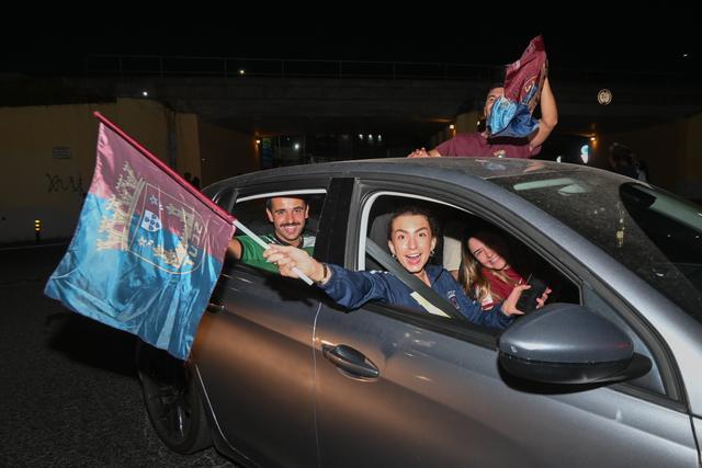 Adeptos e simpatizantes do Torreense concentram-se em frente ao Estádio Manuel Marques a aguardar pela equipa que conquistou hoje a Taça de Portugal após vencer o Sporting. CARLOS BARROSO/LUSA