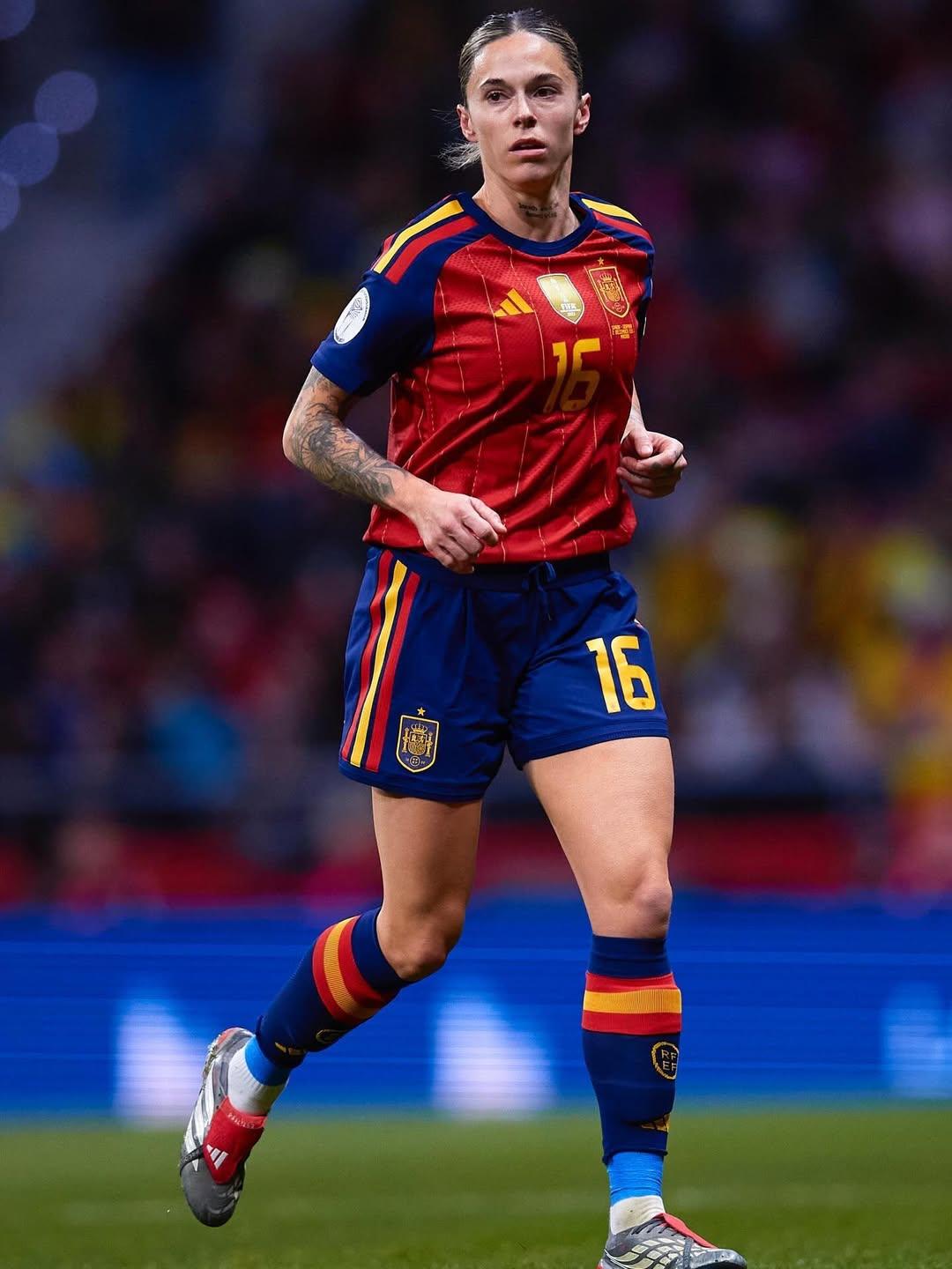 Mapi Léon, do Barcelona, e Ingrid Engen, do Lyon, rivais no relvado, apaixonadas fora dele