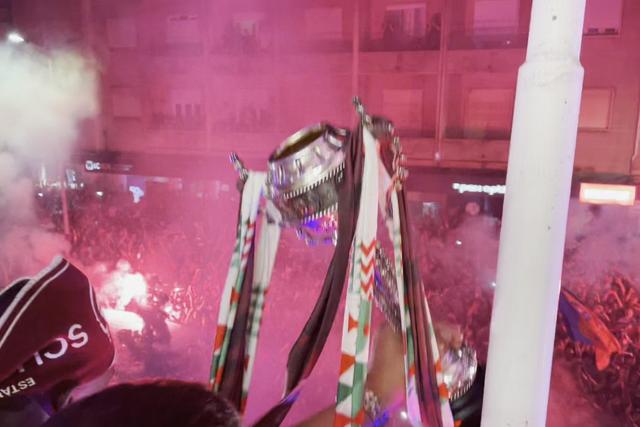 Euforia na Câmara: Taça de Portugal exibida aos adeptos do Torreense