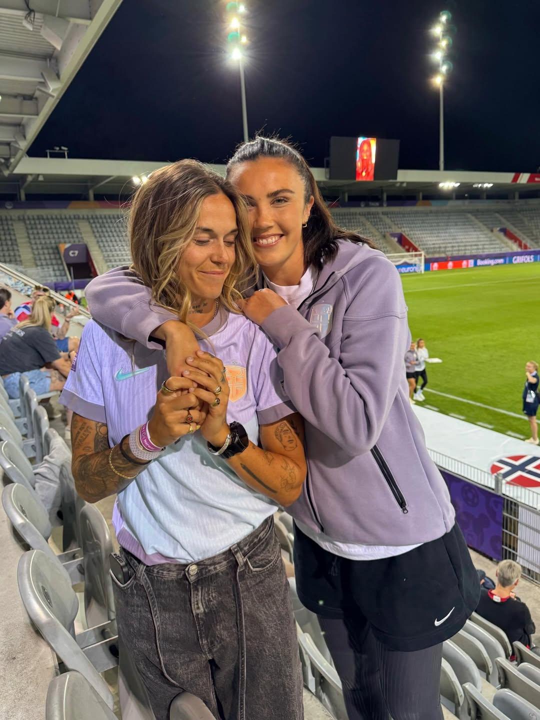 Mapi Léon, do Barcelona, e Ingrid Engen, do Lyon, rivais no relvado, apaixonadas fora dele