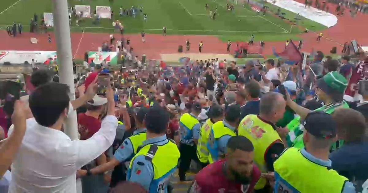 Jogadores do Torreense na subida para a glória