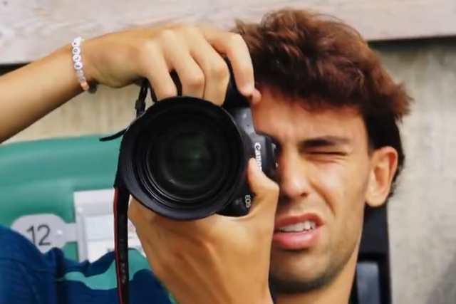 João Félix assume... máquina fotográfica no treino