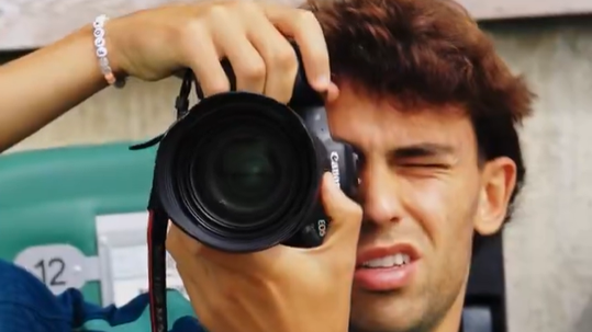 João Félix assume... máquina fotográfica no treino