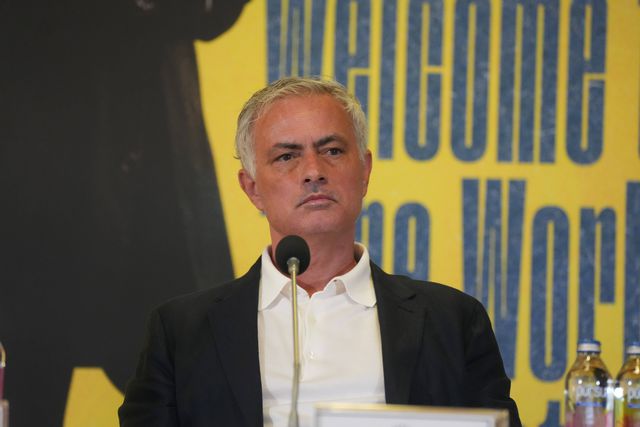 José Mourinho já pisa o relvado de treinos do Fenerbahçe