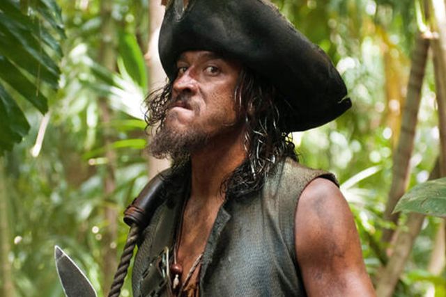 Surfista que atuou na saga 'Pirata das Caraíbas' morre em ataque de tubarão
