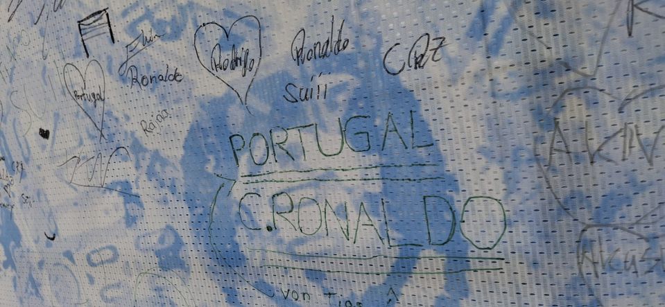 Fotos: Adeptos criaram 'mural' junto ao hotel da seleção