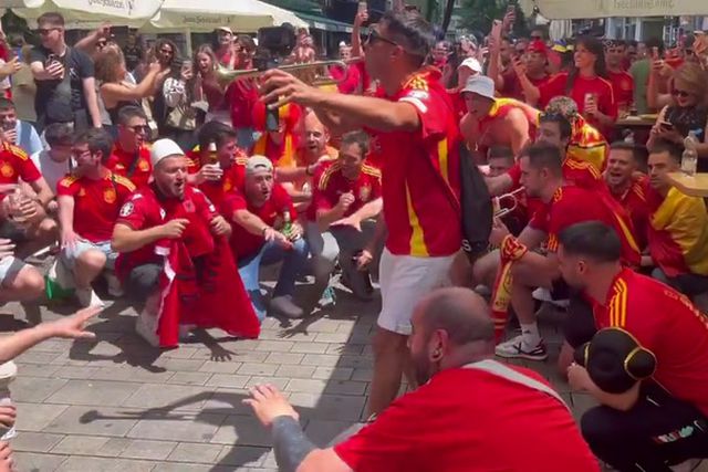 Festa fez-se com uma trompete, muitos espanhóis... e um albanês