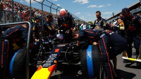 O 'leão holandês': Verstappen apresenta capacete especial