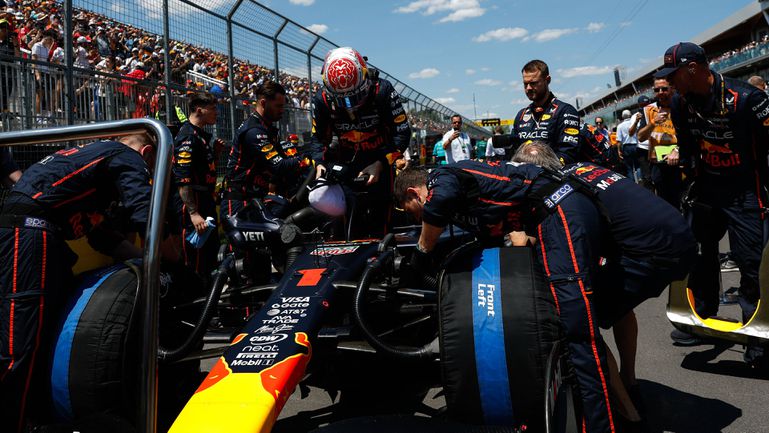 O 'leão holandês': Verstappen apresenta capacete especial