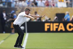 Treinador do Benfica deixa recado a Carreras e ao Real Madrid