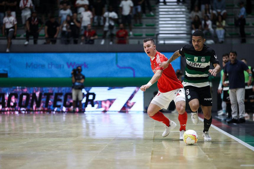Wesley, ala brasileiro do Sporting, tenta ultrapassar o também ala Chishkala, do Benfica, durante o Jogo 3 da final do campeonato de futsal. Esta quarta-feira, 25 de junho, realiza-se o Jogo 4 e pode haver... pentacampeão (Foto: SPORTING CP)