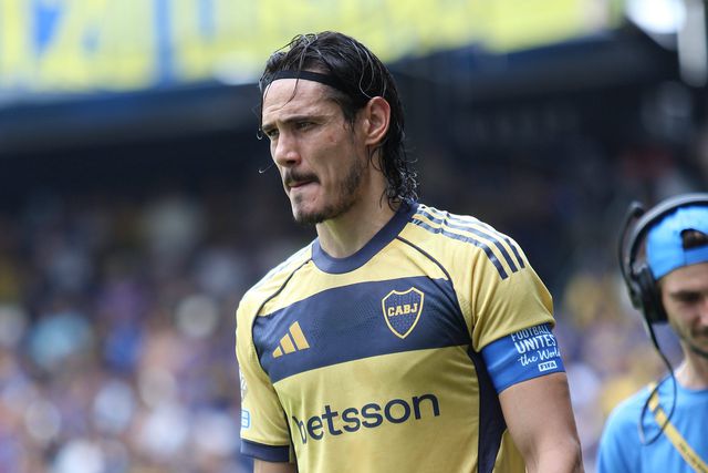 Cavani foi titular e capitão do Boca Juniors diante do Auckland City