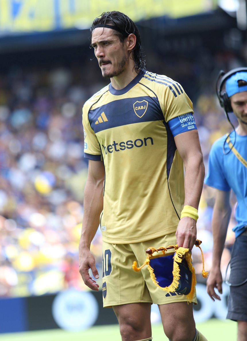 Cavani foi titular e capitão do Boca Juniors diante do Auckland City