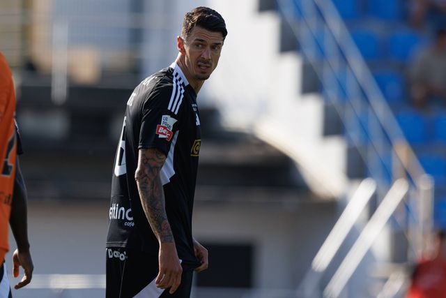 Casa Pia joga em duas frentes para preencher a defesa