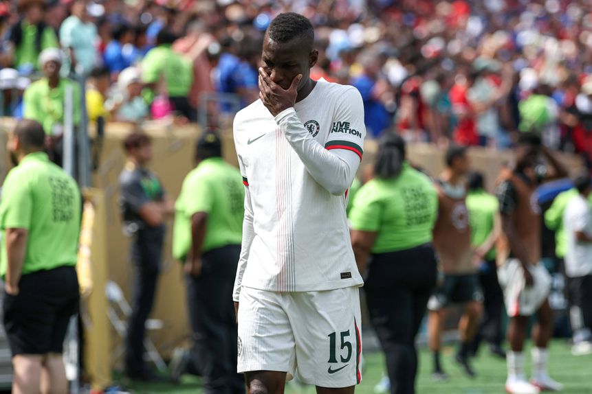 Nicolas Jackson frustrado com o cartão vermelho direto