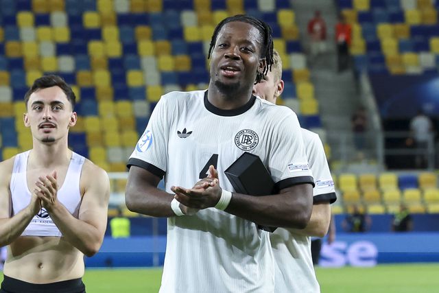 Bright Arrey-Mbi vai para a segunda época ao serviço dos arsenalistas e dá mostras de querer chefiar o eixo da retaguarda